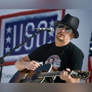8x10 Kid Rock Performs 2007 USO Holiday Tour Photo
